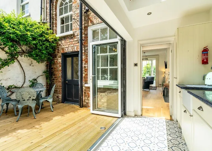 9 St John\'S Street